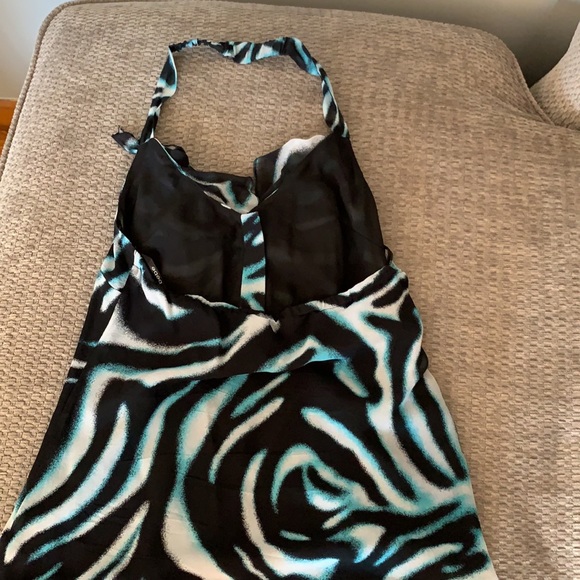 Halter top with buttons in front - Picture 2 of 2